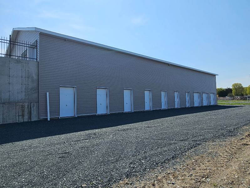 Bâtiment principal avec unités d’entreposage à Val-des-Sources