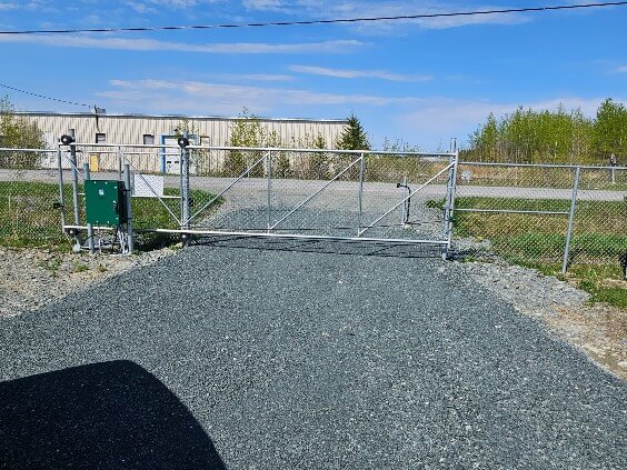 entree-mini-entrepot-val-des-sources Entrée sécurisée du Mini Entrepôt Val-des-Sources avec portail