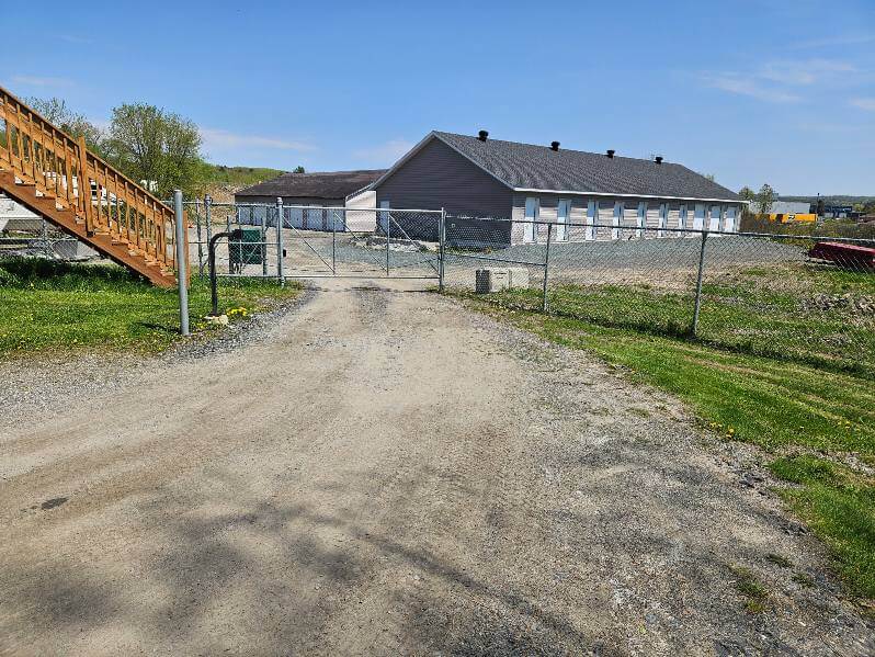 mini-entrepot-richmond-unites-exterieures Mini Entrepôt Richmond – unités extérieures avec portes d’accès