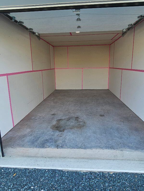 unite-interieure-mini-entrepot-val-des-sources Intérieur d’une unité d’entreposage propre et sécurisée à Val-des-Sources